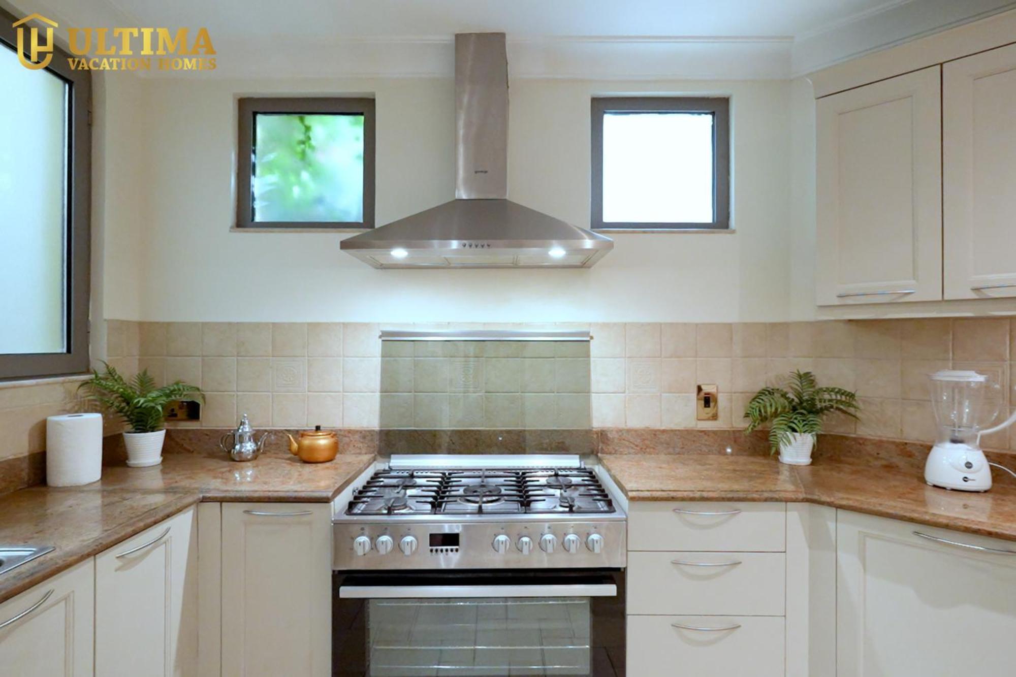 Elegantly Furnished 6br Beachfront Palm Jumeirah Villa *
