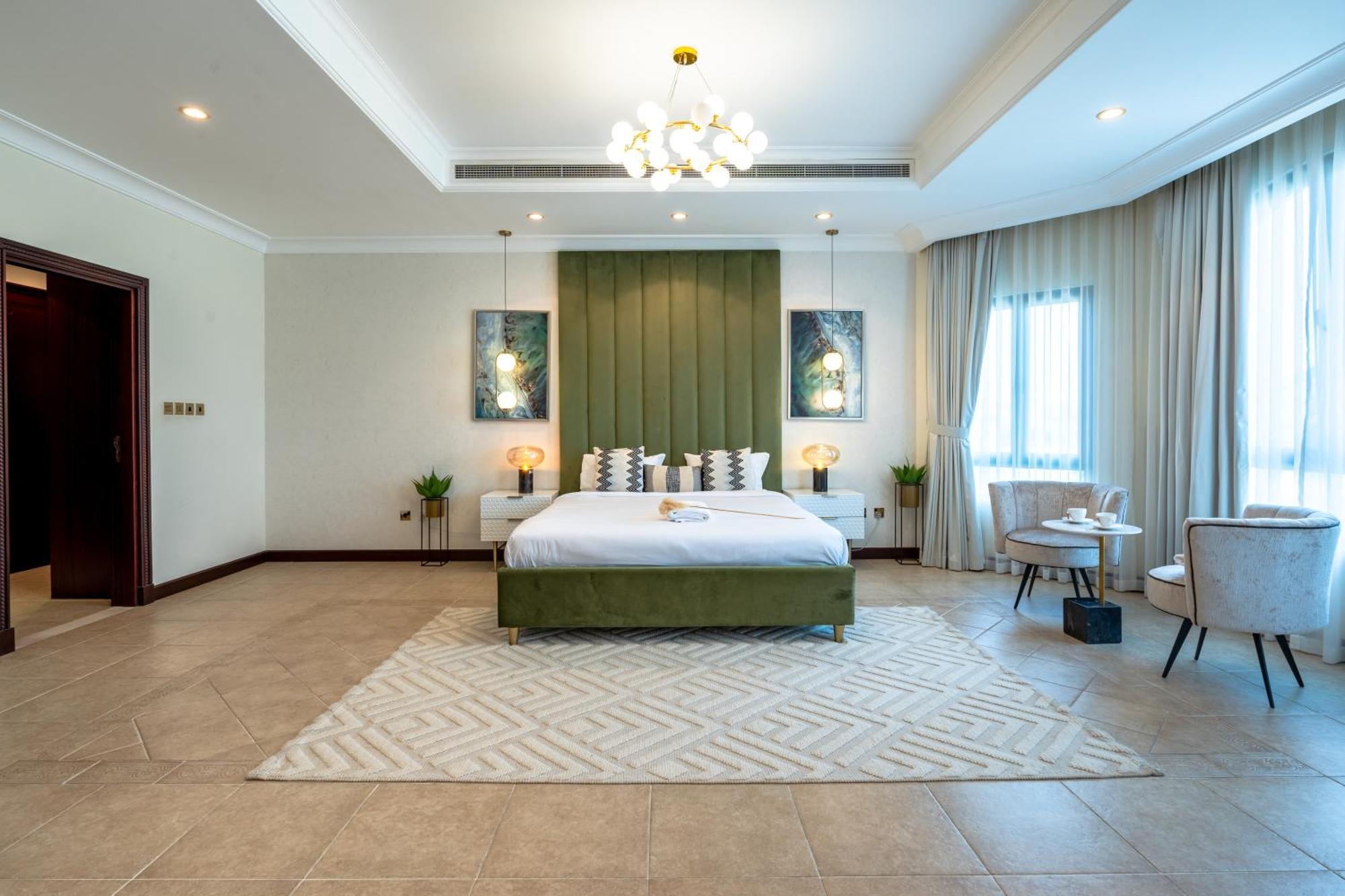 Elegantly Furnished 6br Beachfront Palm Jumeirah Villa *