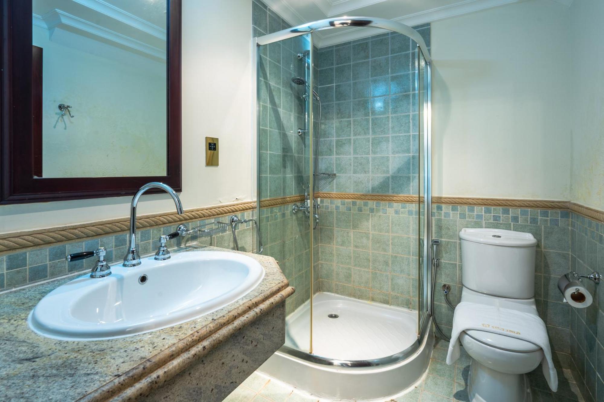 Elegantly Furnished 6br Beachfront Palm Jumeirah Villa