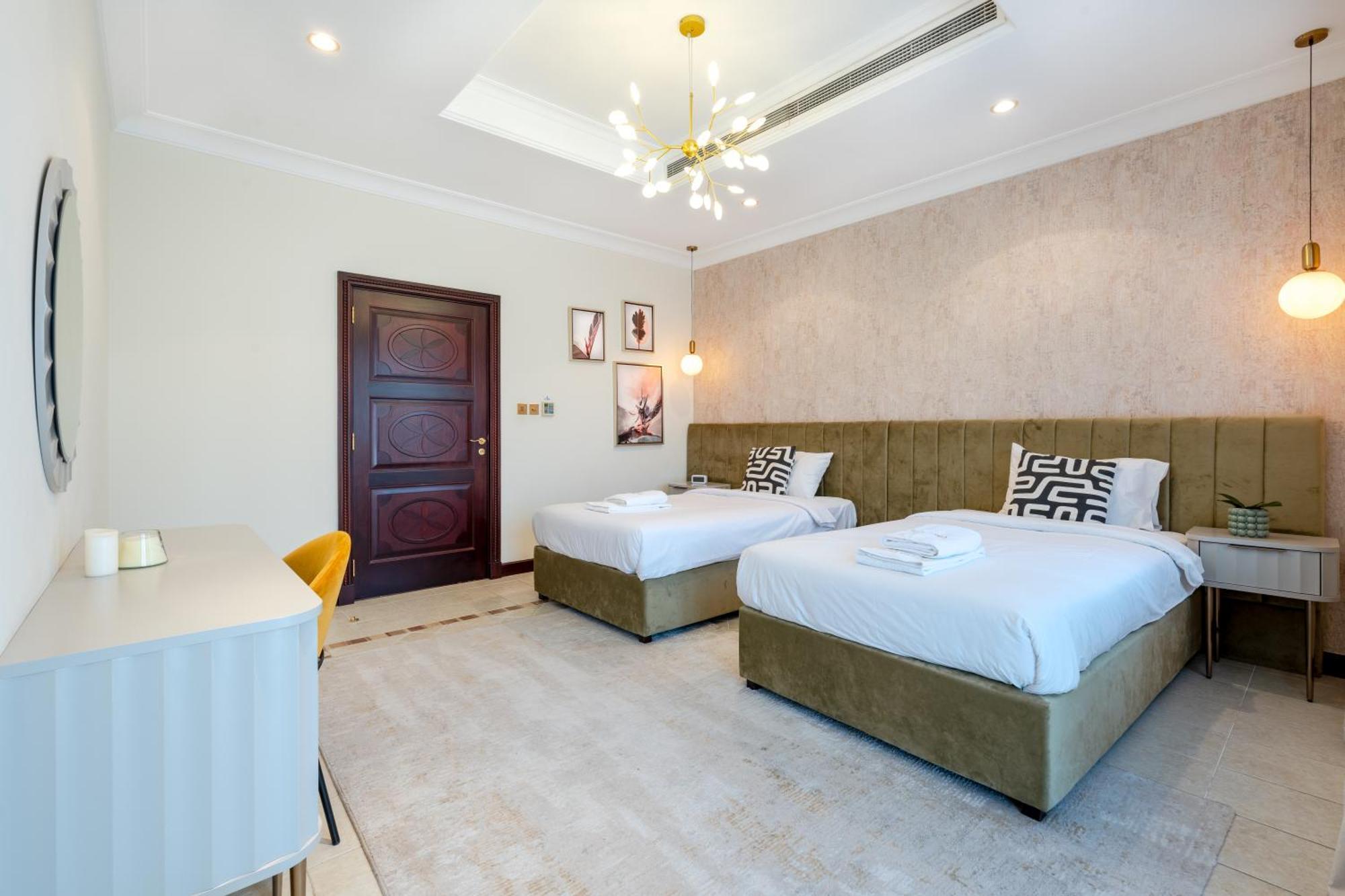 Villa Elegantly Furnished 6br Beachfront Palm Jumeirah Dubai
