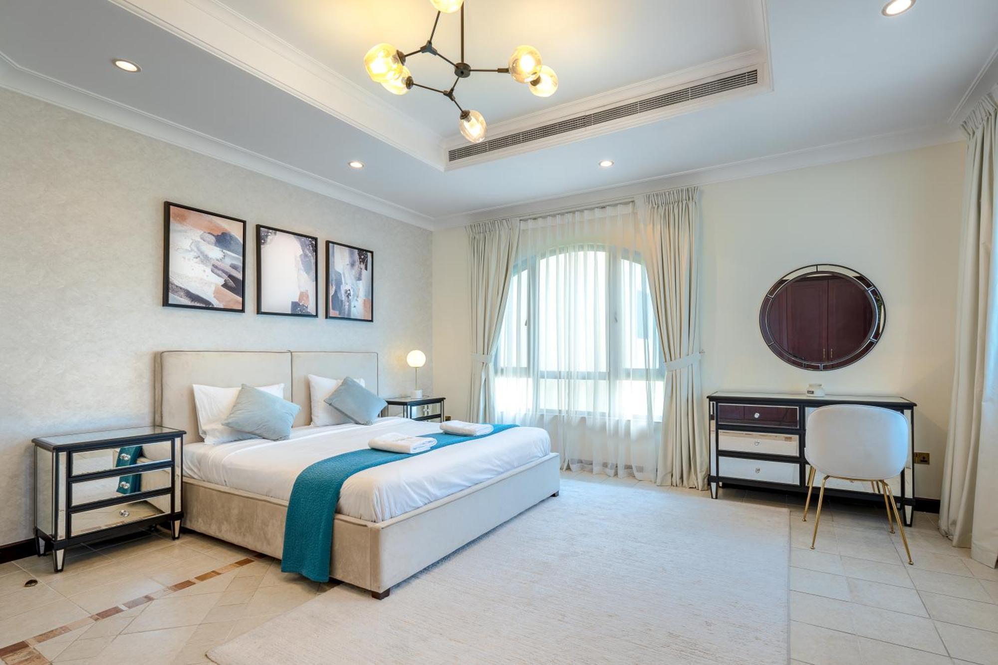 Elegantly Furnished 6br Beachfront Palm Jumeirah Villa