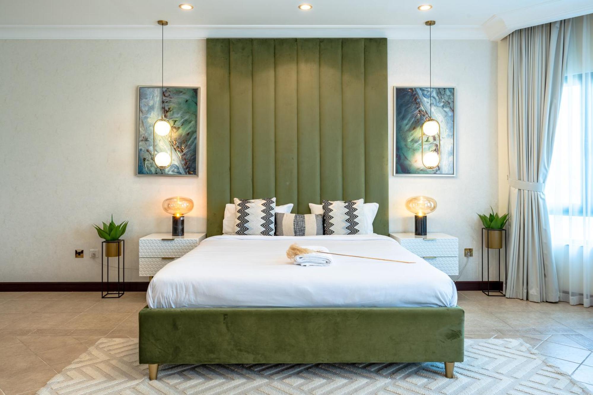 Villa Elegantly Furnished 6br Beachfront Palm Jumeirah *
