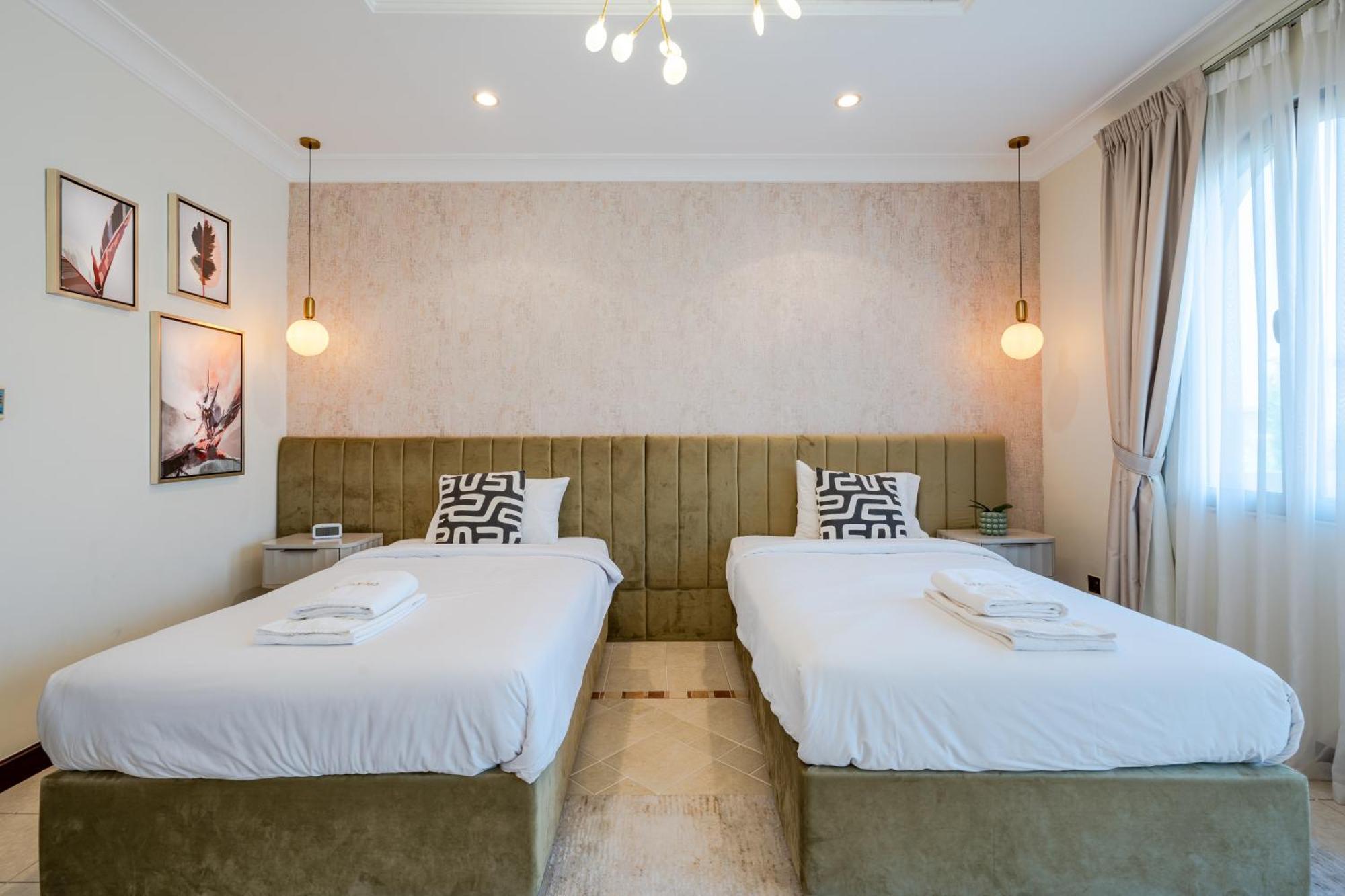 Elegantly Furnished 6br Beachfront Palm Jumeirah Villa Dubai