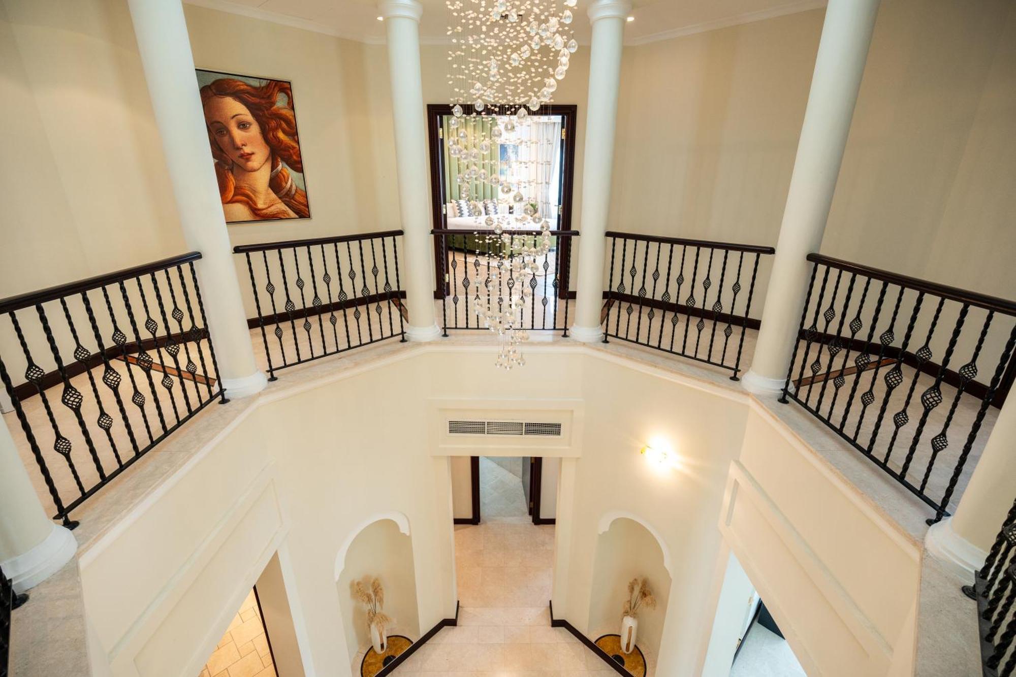 Villa Elegantly Furnished 6br Beachfront Palm Jumeirah