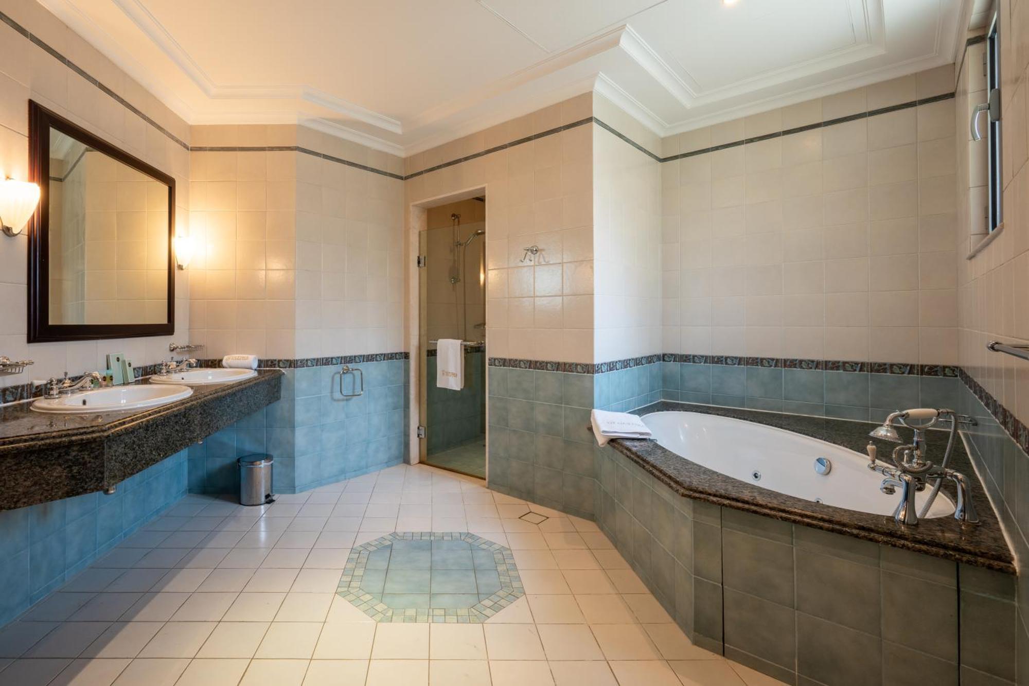 Elegantly Furnished 6br Beachfront Palm Jumeirah Villa
