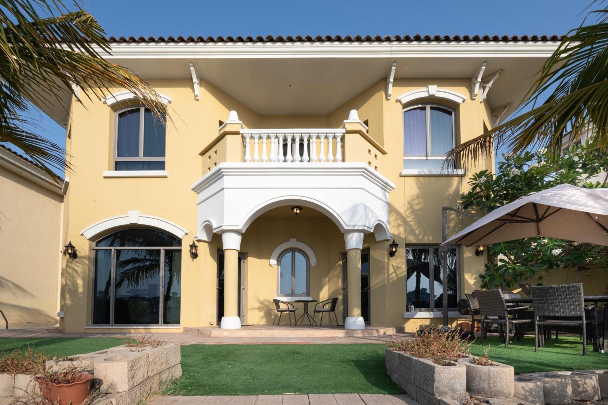 Elegantly Furnished 6br Beachfront Palm Jumeirah Villa